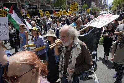 Activists protest Trump on May Day-stock-foto