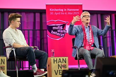 Podium - Stuermische Zeiten, Krisen als Motor fuer unsere Demokratie-stock-foto