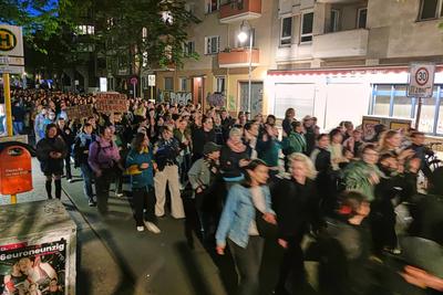 Berlin, Deutschland, 30.04.2025: Kreuzberg: Linke Queerfeminismus-Demo am Vorabend zum 1. Mai: Demonstranten ziehen durc-stock-foto