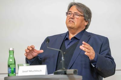 20250430 Praesentation der Ergebnisse der Fruehjahrslohnrunde 2025 der Gewerkschaft BAU HOLZ-stock-foto