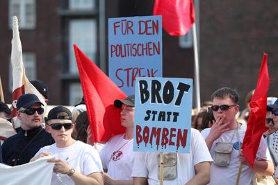 Demonstration der kommunistische Gruppe Roter Aufbau Hamburg am 1. Mai unter dem Motto: Heraus zum revolution?ren 1.Mai.-stock-photo