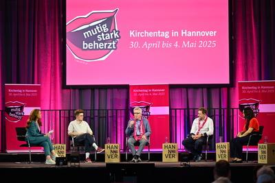 Podium - Stuermische Zeiten, Krisen als Motor fuer unsere Demokratie-stock-foto
