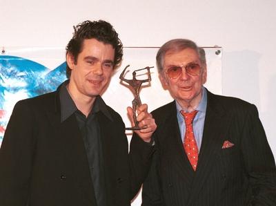Foto: Henry H. Herrmann  Thema: Verleihung des Ernst-Lubitsch Preises 1999 an Tom Tykwer, Harald Juhnke ueberreicht die-stock-foto