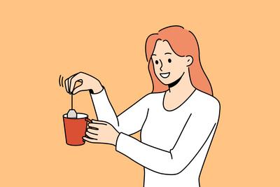 L?chelnde Frau macht Tee in Tasse-stock-photo