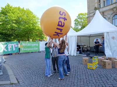 Ehrenamtliche beim Kirchentag zeigen sich STARK Hinter der B?hne auf dem Platz der Menschenrechte zeigt eine Gruppe ehre-stock-photo