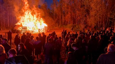 Zur gro?en Walpurgisnacht tanzten bei herrlichem Fr?hsommerwetter tausende Menschen in Sachsen in den Mai. Traditionell-stock-foto