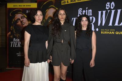 Verena Altenberger, Kenda Hmeidan, Mona Zarreh Hoshyari Khah-stock-foto