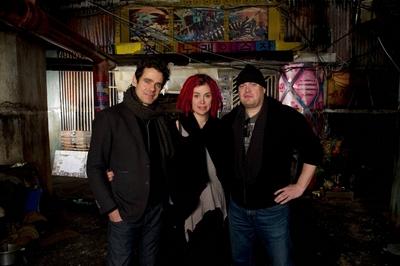L r Directors TOM TYKWER LANA WACHOWSKI and ANDY WACHOWSKI on the set of the epic drama Cloud Atl-stock-foto