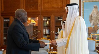 Qatari Emir Tamim bin Hamad Al Thani receives the credentials of six new ambassadors in Doha-stock-foto