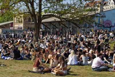 1. Mai, Tag der Arbeit, Menschenmenge im G?rlitzer Park, Party, Feiern, Treffpunkt, Berlin-Kreuzberg-stock-foto