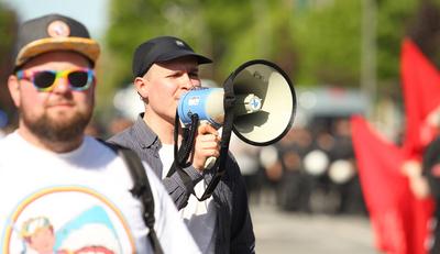 Demonstration der kommunistische Gruppe Roter Aufbau Hamburg am 1. Mai unter dem Motto: Heraus zum revolution?ren 1.Mai.-stock-photo