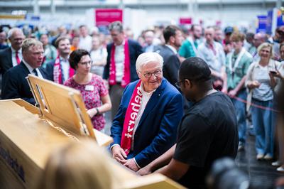39. Deutscher Evangelischer Kirchentag - Tag 2 - mit Frank-Walter Steinmeier-stock-foto