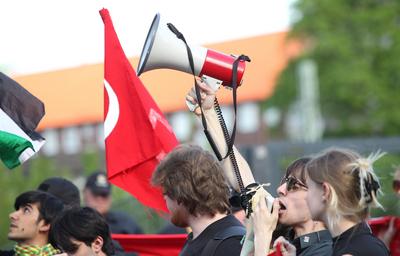 Demonstration der kommunistische Gruppe Roter Aufbau Hamburg am 1. Mai unter dem Motto: Heraus zum revolution?ren 1.Mai.-stock-photo