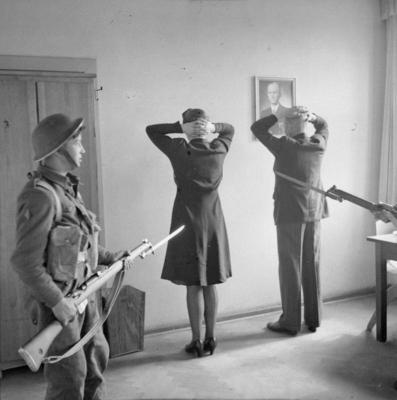 Germany Under Allied Occupation Prisoners under guard during the operation to arrest members of the German Government ca-stock-foto