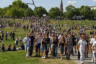 1. Mai, Tag der Arbeit, Menschenmenge im G?rlitzer Park, Party, Feiern, Treffpunkt, Berlin-Kreuzberg-stock-foto