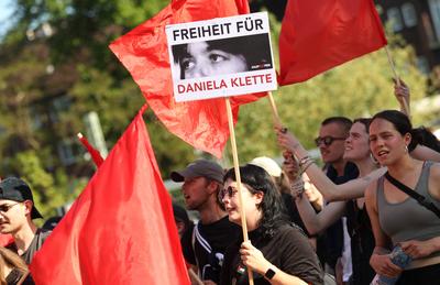 Demonstration der kommunistische Gruppe Roter Aufbau Hamburg am 1. Mai unter dem Motto: Heraus zum revolution?ren 1.Mai.-stock-photo
