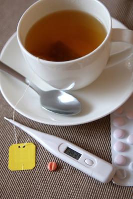 Erkaeltungstee mit Fieberthermometer und Tabletten tea for cold with thermometer and tablets BLWS685250 *** Cold tea wit-stock-foto