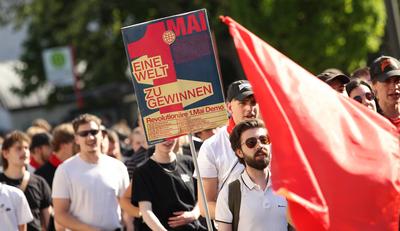 Demonstration der kommunistische Gruppe Roter Aufbau Hamburg am 1. Mai unter dem Motto: Heraus zum revolution?ren 1.Mai.-stock-photo