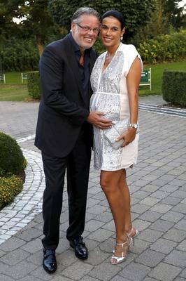 1108/ Heiner Kamps mit Frau Ella (schwanger), Hand auf Bauch, Galaabend - 3. Aktion Kindertraeume Golf Cup - eine Verans-stock-foto