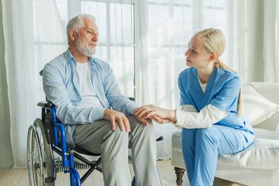 Hilfe zur Unterst?tzung der Gesundheitsf?rsorge im Alter. Krankenschwester hilft alten Mann im Rollstuhl. Patient und Frau in Pflegeheim f?r medizinische Betreuer, Krankenschwester Pflege von gel?hmten Mann im Stuhl f?r Menschen mit Behinderung-stock-photo