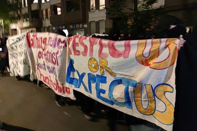 Berlin, Deutschland, 30.04.2025: Kreuzberg: Linke Queerfeminismus-Demo am Vorabend zum 1. Mai: Demonstranten ziehen durc-stock-foto