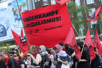 Demonstration der kommunistische Gruppe Roter Aufbau Hamburg am 1. Mai unter dem Motto: Heraus zum revolution?ren 1.Mai.-stock-photo