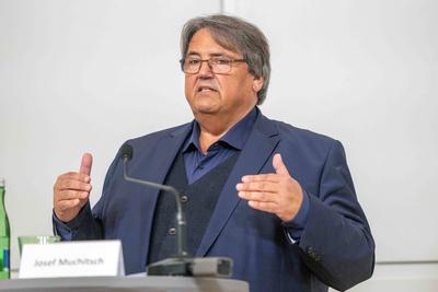 20250430 Praesentation der Ergebnisse der Fruehjahrslohnrunde 2025 der Gewerkschaft BAU HOLZ-stock-foto