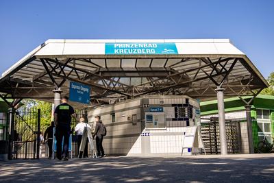 Menschen vorm Eingang des Sommerbads Kreuzberg am 14. Mai 2024. Sanierungsarbeiten im Sommmerbad Kreuzberg *** People in-stock-foto