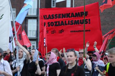 Demonstration der kommunistische Gruppe Roter Aufbau Hamburg am 1. Mai unter dem Motto: Heraus zum revolution?ren 1.Mai.-stock-photo