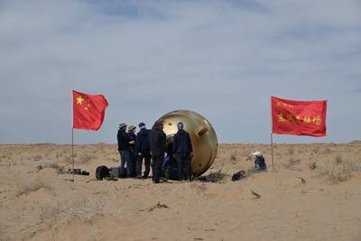 ALXA, CHINA - APRIL 30: Ground crew carry crew member of the Shenzhou-19 mission out of return capsule at the Dongfeng l-stock-foto