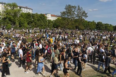 1. Mai, Tag der Arbeit, Menschenmenge im G?rlitzer Park, Party, Feiern, Treffpunkt, Berlin-Kreuzberg-stock-foto