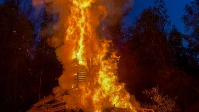 Zur gro?en Walpurgisnacht tanzten bei herrlichem Fr?hsommerwetter tausende Menschen in Sachsen in den Mai. Traditionell-stock-foto