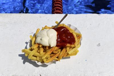 Pommes Frites sind frittierte St?bchen aus Kartoffeln. Urspr?nglich in Belgien verbreitet, gibt es sie heute weltweit al-stock-photo
