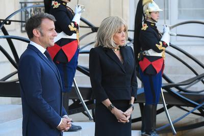 Emmanuel et Brigitte Macron re?oivent Olaf Scholz et son ?pouse pour un d?ner ? l'Elys?e-stock-photo