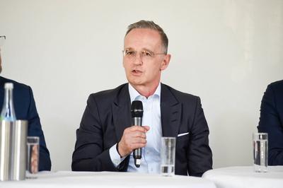 Podiumsdiskussion-stock-foto