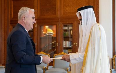 Qatari Emir Tamim bin Hamad Al Thani receives the credentials of six new ambassadors in Doha-stock-foto