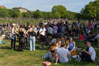 1. Mai, Tag der Arbeit, Menschenmenge im G?rlitzer Park, Party, Feiern, Treffpunkt, Berlin-Kreuzberg-stock-foto