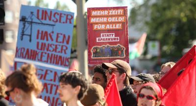 Demonstration der kommunistische Gruppe Roter Aufbau Hamburg am 1. Mai unter dem Motto: Heraus zum revolution?ren 1.Mai.-stock-photo