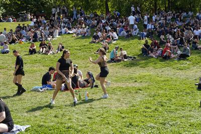 1. Mai, Tag der Arbeit, Menschenmenge im G?rlitzer Park, Party, Feiern, Treffpunkt, Berlin-Kreuzberg-stock-foto