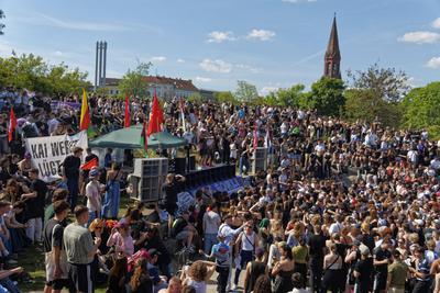 1. Mai, Tag der Arbeit, Menschenmenge im G?rlitzer Park, Party, Feiern, Treffpunkt, Berlin-Kreuzberg-stock-foto