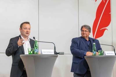 20250430 Praesentation der Ergebnisse der Fruehjahrslohnrunde 2025 der Gewerkschaft BAU HOLZ-stock-foto
