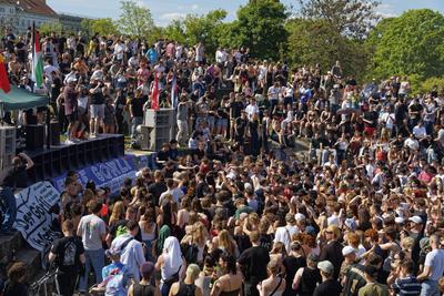 1. Mai, Tag der Arbeit, Menschenmenge im G?rlitzer Park, Party, Feiern, Treffpunkt, Berlin-Kreuzberg-stock-foto