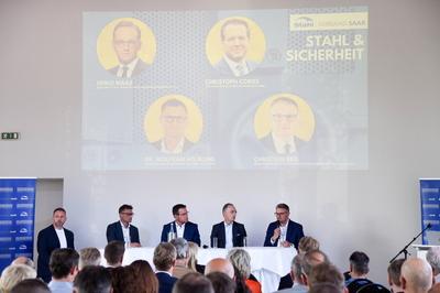 Podiumsdiskussion-stock-foto