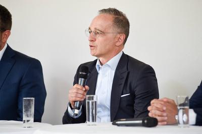 Podiumsdiskussion-stock-foto
