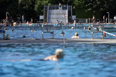Im K?lner Stadionbad genie?en Badeg?ste den Beginn der Freibad-Saison. Unter Einhaltung der Corona-Regeln d?rfen Badg?s-stock-foto