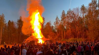 Zur gro?en Walpurgisnacht tanzten bei herrlichem Fr?hsommerwetter tausende Menschen in Sachsen in den Mai. Traditionell-stock-foto