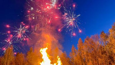 Zur gro?en Walpurgisnacht tanzten bei herrlichem Fr?hsommerwetter tausende Menschen in Sachsen in den Mai. Traditionell-stock-foto