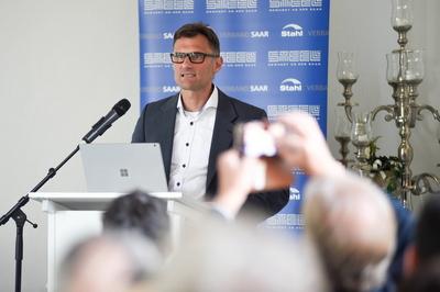 Podiumsdiskussion-stock-foto
