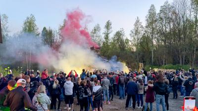 Zur gro?en Walpurgisnacht tanzten bei herrlichem Fr?hsommerwetter tausende Menschen in Sachsen in den Mai. Traditionell-stock-foto