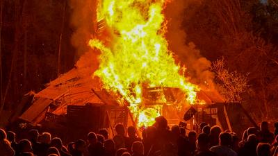 Zur gro?en Walpurgisnacht tanzten bei herrlichem Fr?hsommerwetter tausende Menschen in Sachsen in den Mai. Traditionell-stock-foto